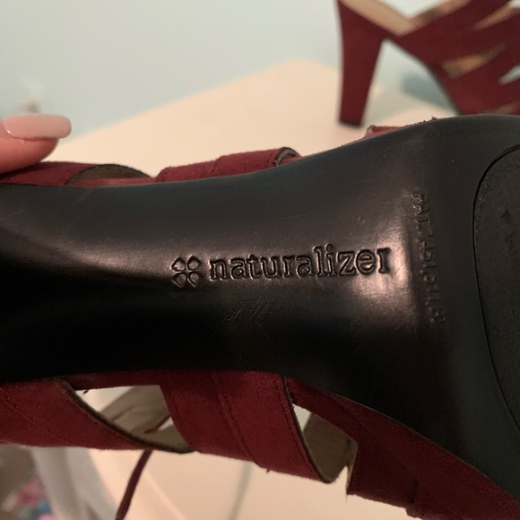 Maroon criss cross tie heels - Picture 4 of 5